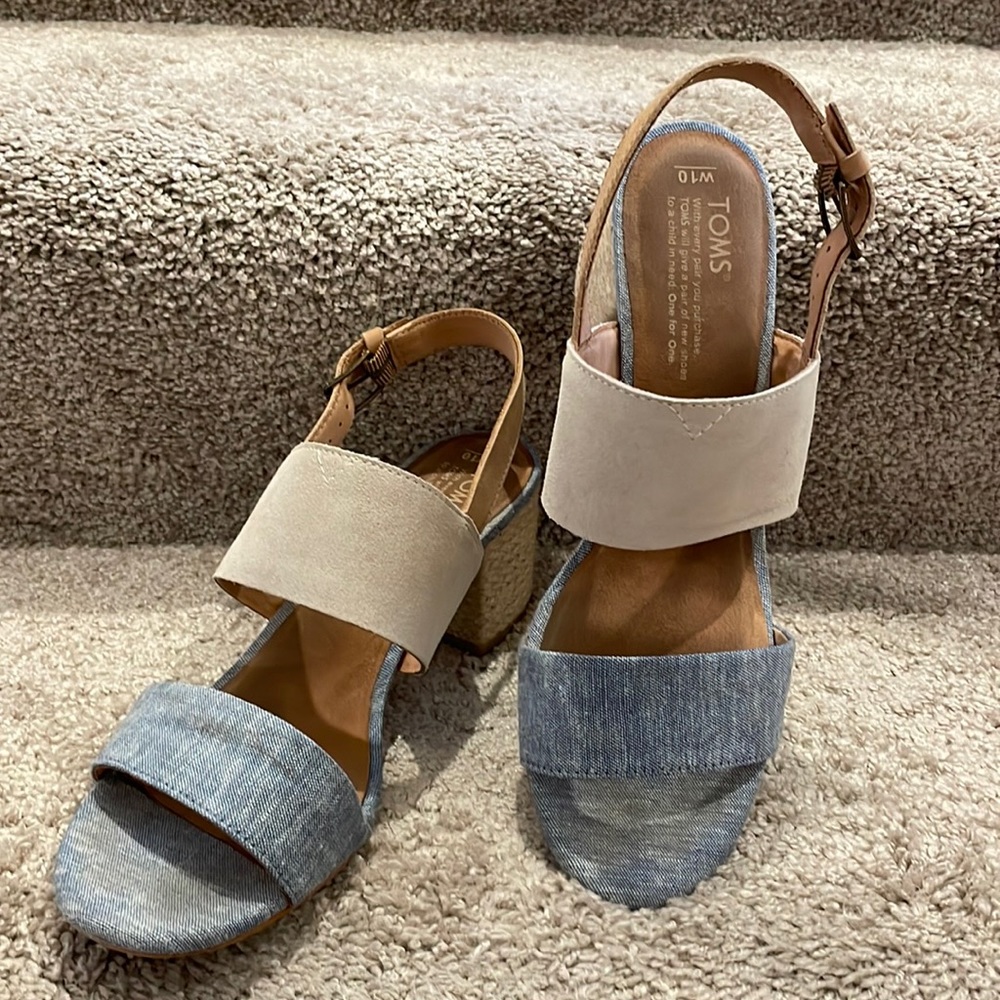 Toms Women’s open-toed sandal. Beige and light denim.